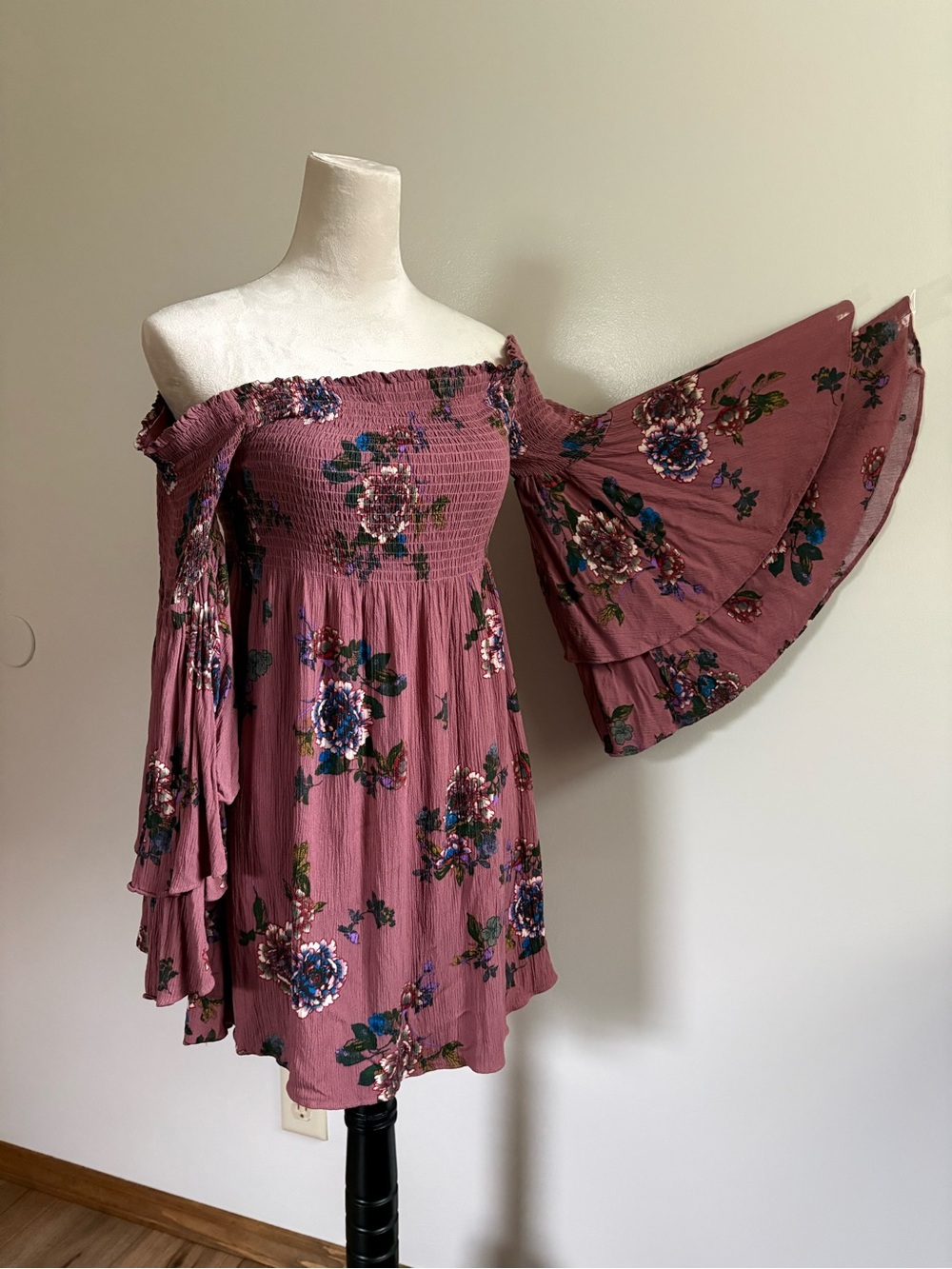 ILLA ILLA Mauve Floral Off-Shoulder Smocked Mini Dress Tired Bell Sleeves Large